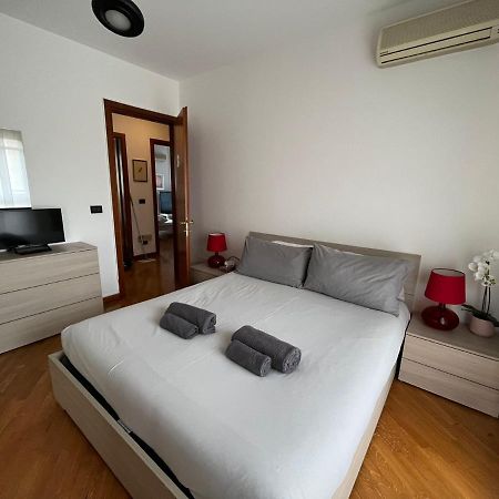 Bedandbreakfast Eni Torri Lombarde San Donato Bbqueen San Donato Milanese Exterior photo